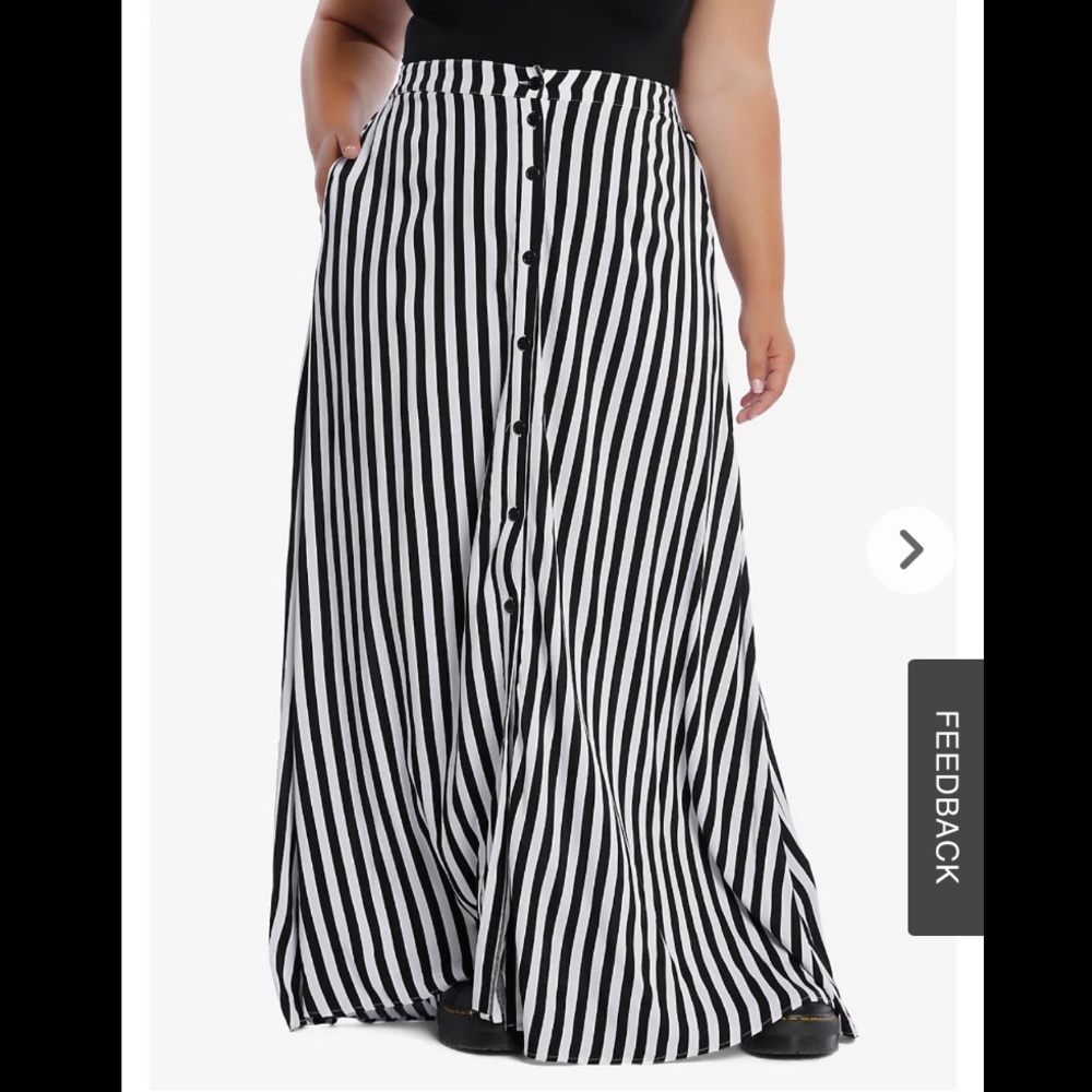 Hot topic NWT Plus Size 🖤🤍 Stripe Maxi Skirt 1X